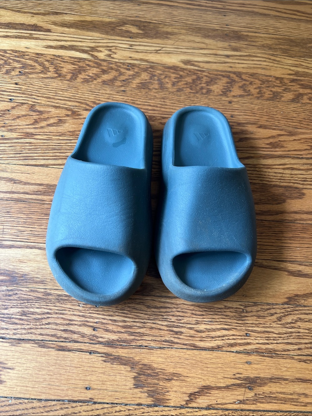 Size: 6 // Yeezy Slides // Color: Says Grey but moreso blue